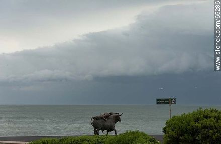 Escultura de toro y mujer con tormenta aproximándose - Punta del Este y balnearios cercanos - URUGUAY. Foto No. 65286
