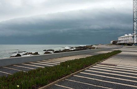 Rambla Artigas de Punta del Este con nubosidad de tormenta - Punta del Este y balnearios cercanos - URUGUAY. Foto No. 65295