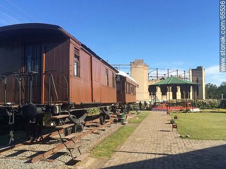 Exterior of old wagons - Department of Colonia - URUGUAY. Photo #65536