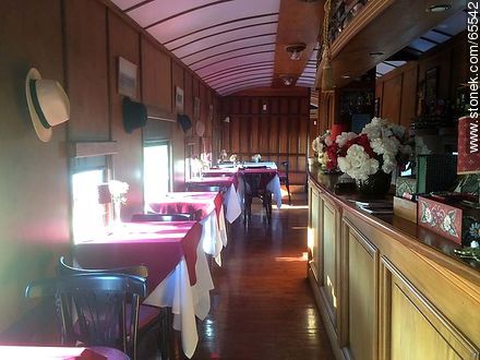 Interior de un vagón antiguo devenido en restaurante. Salón comedor - Departamento de Colonia - URUGUAY. Foto No. 65542