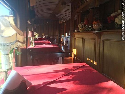 Interior de un vagón antiguo devenido en restaurante. Salón comedor - Departamento de Colonia - URUGUAY. Foto No. 65546