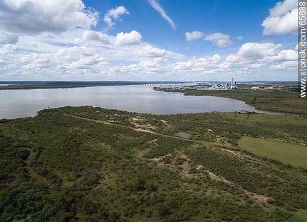 Vista aérea de la planta de procesamiento de pasta de celulosa de UPM - Departamento de Río Negro - URUGUAY. Foto No. 65688