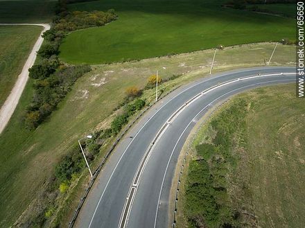 Foto aérea de la curva de una ruta -  - IMÁGENES VARIAS. Foto No. 65650