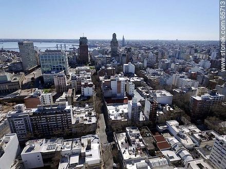 Vista aérea del Centro desde la calle Florida - Departamento de Montevideo - URUGUAY. Foto No. 65713