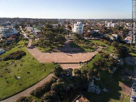 Vista aérea de la plaza Virgilio - Departamento de Montevideo - URUGUAY. Foto No. 65709