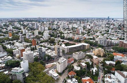 Vista aérea de Bulevar España y Bulevar Artigas. Facultad de Arquitectura - Departamento de Montevideo - URUGUAY. Foto No. 65766