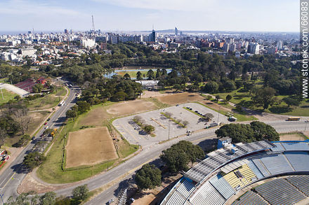 Vista aérea del estacionamiento utilizado por las academias de conductores frente a la tribuna América - Departamento de Montevideo - URUGUAY. Foto No. 66083