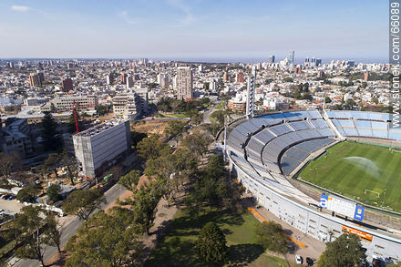 Vista aérea del Centro Uruguayo de Imagenología Molecular frente al estadio Centenario - Departamento de Montevideo - URUGUAY. Foto No. 66089