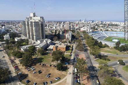 Vista aérea del Hospital de Clínicas, Av. Ricaldoni y el estadio Centenario - Departamento de Montevideo - URUGUAY. Foto No. 66073