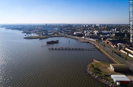 Vista aérea de la rambla Edison - Departamento de Montevideo - URUGUAY. Foto No. 66118