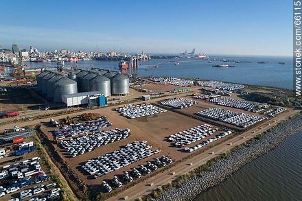 Foto aérea del puerto. Acopio granelero y vehículos importados - Departamento de Montevideo - URUGUAY. Foto No. 66115