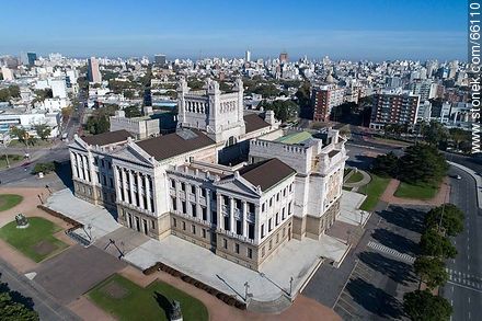 Vista aérea del Palacio Legislativo - Departamento de Montevideo - URUGUAY. Foto No. 66110