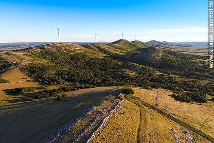 Foto aérea de molinos de energía eólica de UTE en la Sierra de Carapé - Departamento de Maldonado - URUGUAY. Foto No. 66169