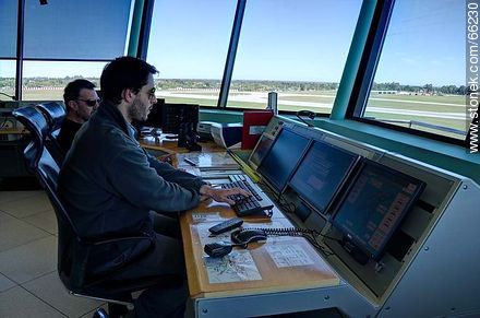 Interior de la torre de control del aeropuerto de Carrasco - Departamento de Canelones - URUGUAY. Foto No. 66230
