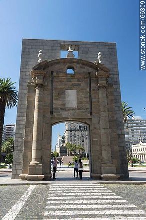 Puerta de la Ciudadela - Departamento de Montevideo - URUGUAY. Foto No. 66309