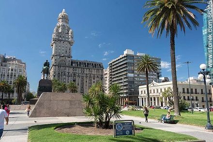 The Artigas mausoleum and the Palacio Salvo - Department of Montevideo - URUGUAY. Photo #66305