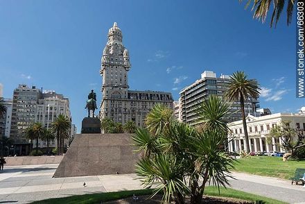 El mausoleo de Artigas y el palacio Salvo - Departamento de Montevideo - URUGUAY. Foto No. 66303