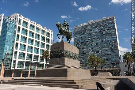 Monument to Artigas. In the background the Torre Ejecutiva and the building Ciudadela - Department of Montevideo - URUGUAY. Photo #66299