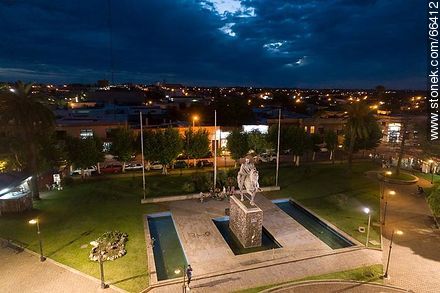 Vista aérea de la plaza Artigas y su monumento - Departamento de Artigas - URUGUAY. Foto No. 66412