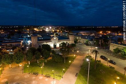 Vista aérea de la Plaza Artigas. Jefatura de Policía de Artigas - Departamento de Artigas - URUGUAY. Foto No. 66411