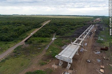 Vista aérea de la construcción de un nuevo puente no sumergible en la ruta 30 sobre el río Cuaró Grande - Departamento de Artigas - URUGUAY. Foto No. 66409