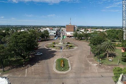 Vista aérea del obelisco de la ciudad de Artigas y la Av. Lecueder - Departamento de Artigas - URUGUAY. Foto No. 66425