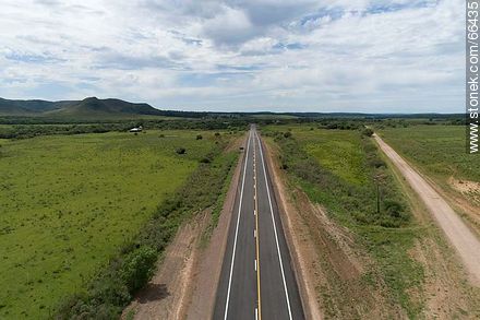 Vista aérea de la Ruta 30 Eugenio Garzón por la Cuchilla Negra - Departamento de Artigas - URUGUAY. Foto No. 66435