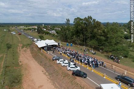 Vista aérea del acto por la finalización de obras de mantenimiento de la ruta 30 - Departamento de Artigas - URUGUAY. Foto No. 66430