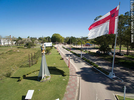 Entrance to the city of Florida, its flag, the Virgin of 33 - Department of Florida - URUGUAY. Photo #66613