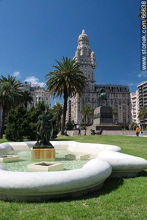 Fountain in the square. Monument to Artigas and the Palacio Salvo - Department of Montevideo - URUGUAY. Photo #66638