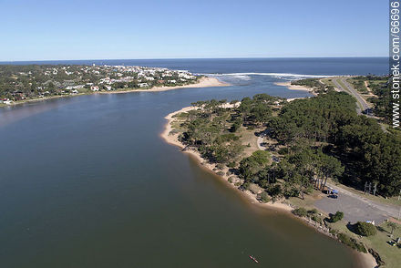 Foto aérea del arroyo Maldonado hacia la desembocadura al océano Atlántico - Punta del Este y balnearios cercanos - URUGUAY. Foto No. 66696