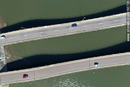 Vista aérea cenital de un sector del puente ondulante Leonel Viera sobre el arroyo Maldonado - Punta del Este y balnearios cercanos - URUGUAY. Foto No. 66720