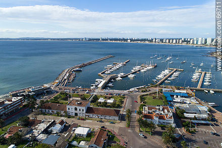 Vista aérea del Yatch Club y de la sede de la Prefectura Naval - Punta del Este y balnearios cercanos - URUGUAY. Foto No. 66711