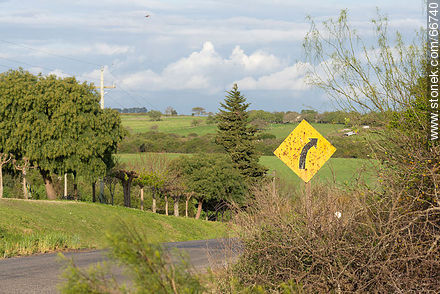 Señal de curva en el camino en el campo - Departamento de Colonia - URUGUAY. Foto No. 66740