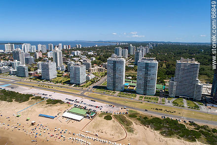 Vista aérea de la rambla Lorenzo Batlle Pacheco sobre playa Brava y sus torres - Punta del Este y balnearios cercanos - URUGUAY. Foto No. 66849