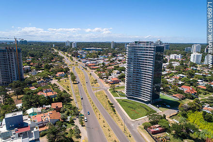 Vista aérea de la Avenida Artigas al norte - Punta del Este y balnearios cercanos - URUGUAY. Foto No. 66871