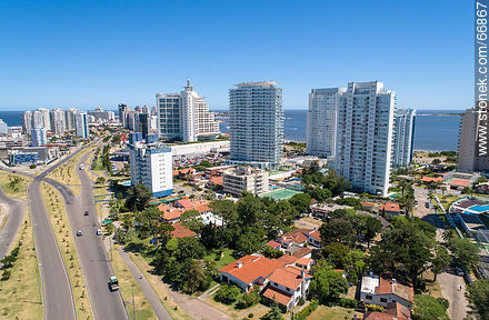 Vista aérea de torres de Punta del Este desde la Avenida Artigas - Punta del Este y balnearios cercanos - URUGUAY. Foto No. 66867
