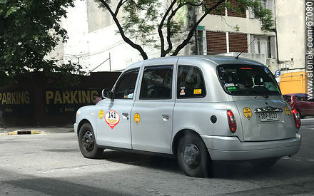 Taxi inglés TX4 en Montevideo - Departamento de Montevideo - URUGUAY. Foto No. 67080
