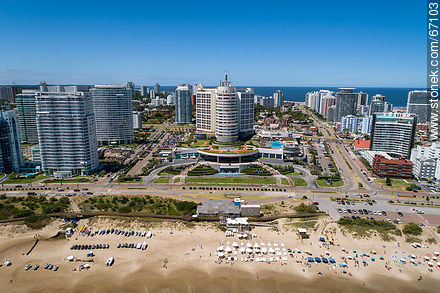 Foto aérea de la Playa Mansa y el Hotel Enjoy (ex Conrad) - Punta del Este y balnearios cercanos - URUGUAY. Foto No. 67103