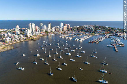 Foto aérea del puerto de Punta del Este - Punta del Este y balnearios cercanos - URUGUAY. Foto No. 67154