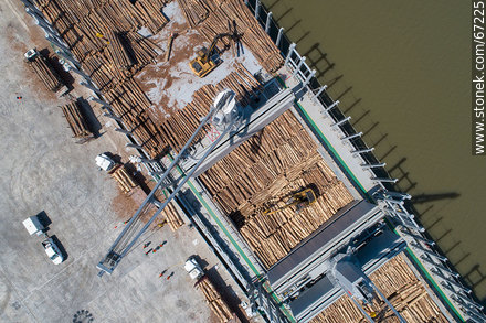 Foto aérea del muelle C y carga de madera - Departamento de Montevideo - URUGUAY. Foto No. 67225