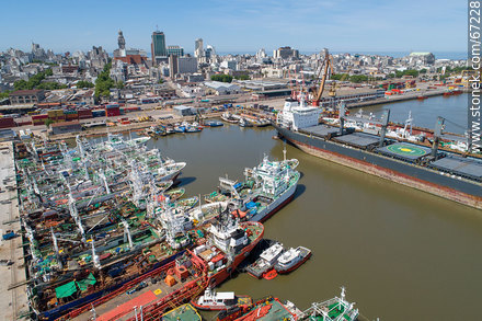 Foto aérea del puerto de Montevideo con fondo de la Ciudad Vieja - Departamento de Montevideo - URUGUAY. Foto No. 67228