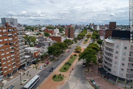 Vista aérea de la Avenida Centenario al norte - Departamento de Montevideo - URUGUAY. Foto No. 67289
