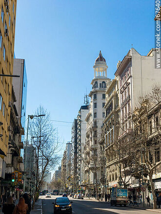 Av. 18 de Julio.  A la derecha el edificio Rex y su cúpula - Departamento de Montevideo - URUGUAY. Foto No. 67640