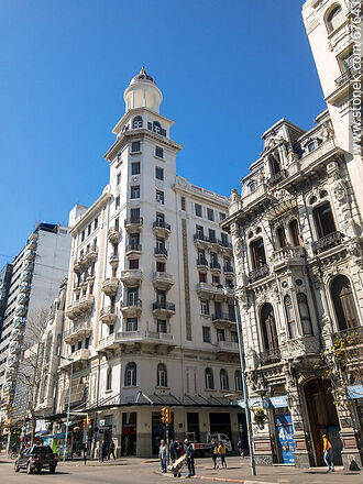 Palacio Uriarte de Heber  a la derecha y edificio Rex en la Av. 18 de Julio esquina Julio Herrera y Obes - Departamento de Montevideo - URUGUAY. Foto No. 67643