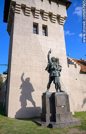 Guillermo Tell a un costado del castillo - Departamento de Montevideo - URUGUAY. Foto No. 67905