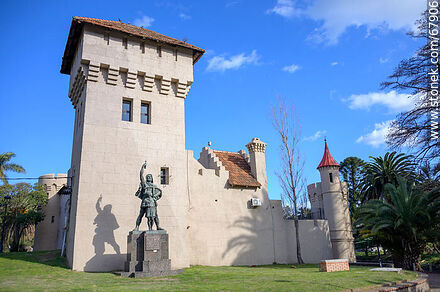 William Tell at the side of the castle - Department of Montevideo - URUGUAY. Photo #67906