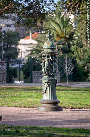 Escultura en forma de columna - Departamento de Montevideo - URUGUAY. Foto No. 67915