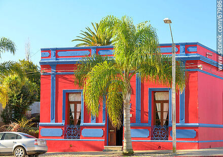House painted red and indigo - Department of Maldonado - URUGUAY. Photo #67986