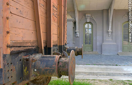 Antigua estación de ferrocarril devenida en museo. Antiguo vagón de carga de madera - Departamento de Flores - URUGUAY. Foto No. 68190